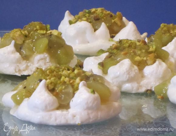 Перед самой подачей, когда фрукты хорошо застынут, заполнить безе подготовленными фруктами. Украсить нарезанными фисташками.