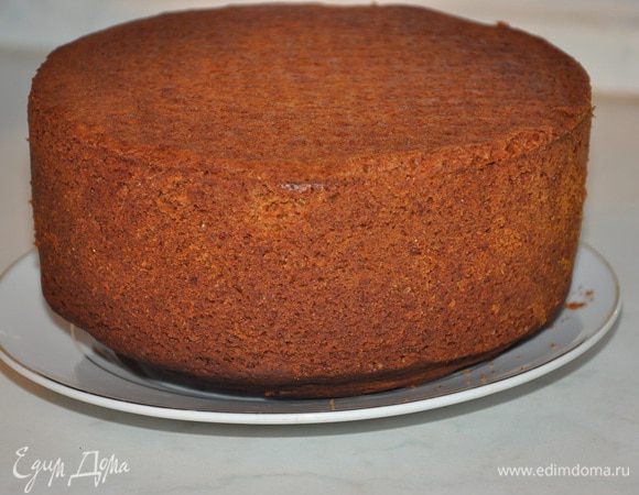 Перелить равные части в две формы диаметром 21 см. и Выпекать 25—30 минут при 200 °С. Охладить. *** Лучше выпекать в двух формах, разделив тесто на две части, так быстрее и надежнее, в том плане, что бисквит пропечется. 
