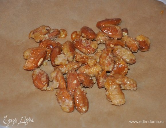 Шоколадное пралине:
Сковороду хорошо разогреть без масла, поджарить в ней орехи, посыпать сахаром и продолжать жарить до карамелизирования сахара. Вылить на  пергаментную бумагу и дать полностью остыть. Разломать на кусочки  и крупно измельчить в кофемолке. 

