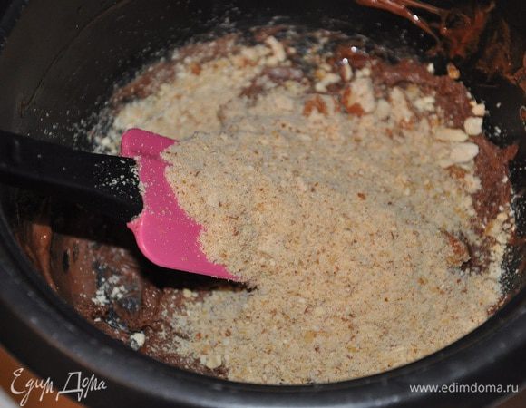 Растопить шоколад и масло на водяной бане. Добавить пралине. Тщательно перемешать. Вылейте полученную смесь на пергаментную бумагу. 