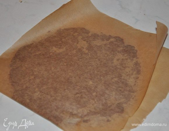 Разровнять тонко размером с вашу форму. Накройте сверху другим листом пергаментной бумаги, хорошо прижать, Отправить в холодильник до полного застывания.