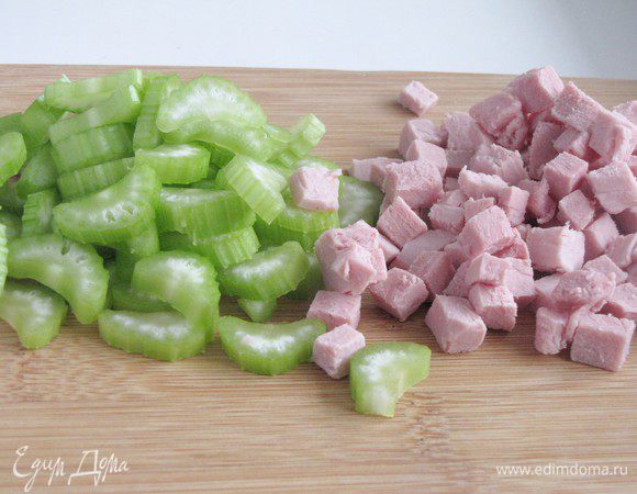Мясо нарезать мелким кубиком, сельдерей тонкими пластинками.