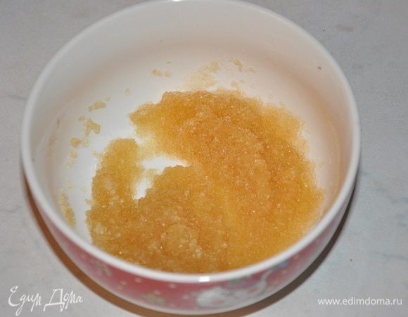 Замочите желатин в воде. Нагрейте половину нормы сливок и растворите в них набухший желатин. Добавить к шоколаду и хорошо перемешать, до однородности. Сливки взбить в крем. Теперь нужно соединить все вместе, для этого часть яичного крема добавить в шоколад, затем добавить сливки, затем снова крем и так, пока все не закончится. Очень аккуратно перемешайте.
