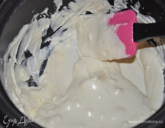 Добавить к шоколаду и хорошо перемешать, до однородности. Сливки взбить в крем. 