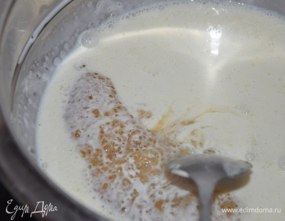 Мусс из темного шоколада:
Шоколад растопить, замочить желатин, довести до кипения половину нормы сливок, растворить в них желатин, процедить и смешать сливки с растопленным шоколадом, яйца взбить с сахаром, добавить к шоколаду, аккуратно перемешать и добавить оставшиеся сливки, еще раз перемешать. Дать немного застыть в холодильнике
