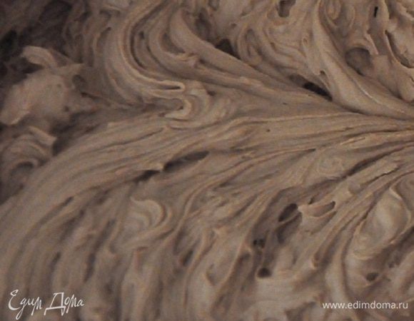 Процедить и смешать сливки с растопленным шоколадом, яйца взбить с сахаром, добавить к шоколаду, аккуратно перемешать и добавить оставшиеся сливки, еще раз перемешать. Дать немного застыть в холодильнике
