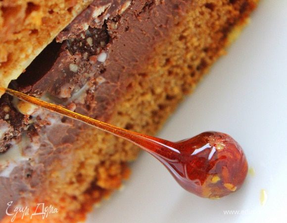  Обмакнув орехи в карамели и потянуть ее вверх. Если карамель слишком жидкая, то она будет непрерывно течь с ореха.  Нужно дождаться того момента, когда карамель будут капать слегка и очень медленно.  Вы можете в качестве подставки использовать стопку книг, или решетку от газовой плиты, как было у меня, фундук смоченный в карамели я вставила между самой плитой и решеткой, так как решетка тяжелая, зубочистка зафиксировалась крепко, нужно, чтобы карамель стекала с фундука на пергамент, который постелили под ним.