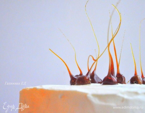  В общем, работать нужно быстро, но осторожно и не обжечь пальцы, очень горячо.  Пусть смоченные в карамели орехи повисят минут 5, чтобы образовались нити. После, осторожно снять орехи с зубочистки и украсить торт. Но делать это нужно перед самой подачей, так как карамель будет потихоньку таять.
