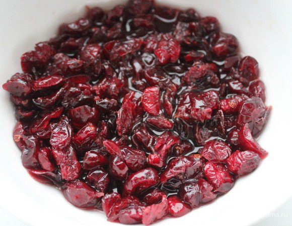 Клюкву замочить в коньяке на 3-4 часа.