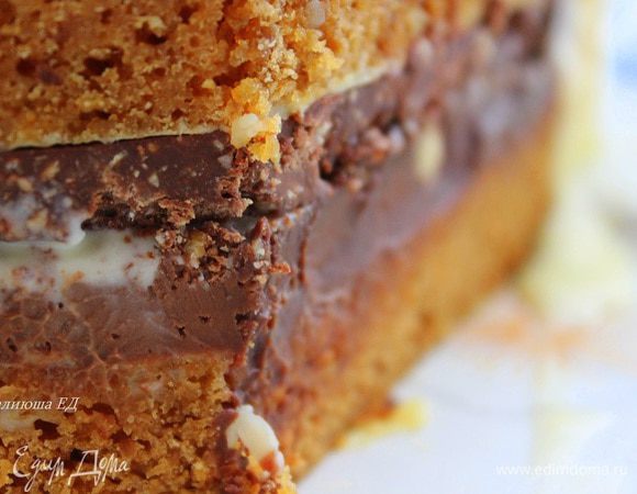 На следующий день смажьте края и верх кремом из маскарпоне и украсьте карамельным фундуком. Перед подачей держите в холодильнике. Вот и все! Приятного аппетита!
