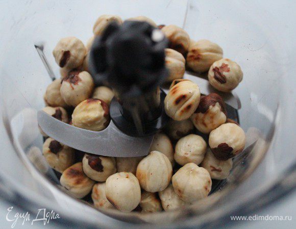 Фундук обжарить на сухой сковороде, удалить темную кожицу (она сама отделится в процессе жарки)