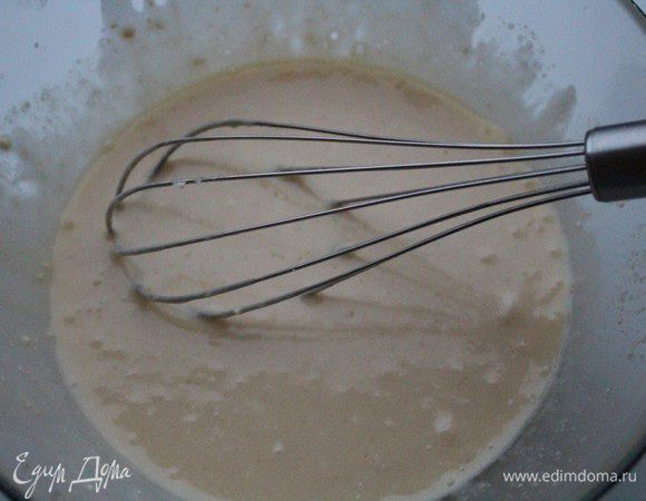 Растереть размягченное сливочное масло с сахарным песком, добавить яйцо и ванильный экстракт, небольшими порциями добавить творог (в оригинальном рецепте - рикотта)