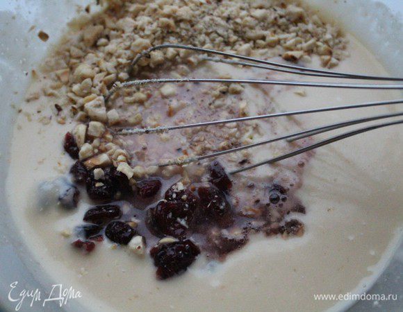 Добавить орехи и клюкву с ромом...