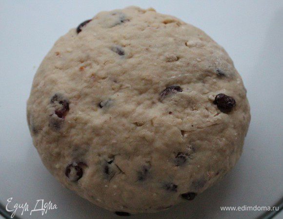 Соединить просеянную муку с разрыхлителем и небольшими партиями всыпать в основную массу. Замесить эластичное тесто.