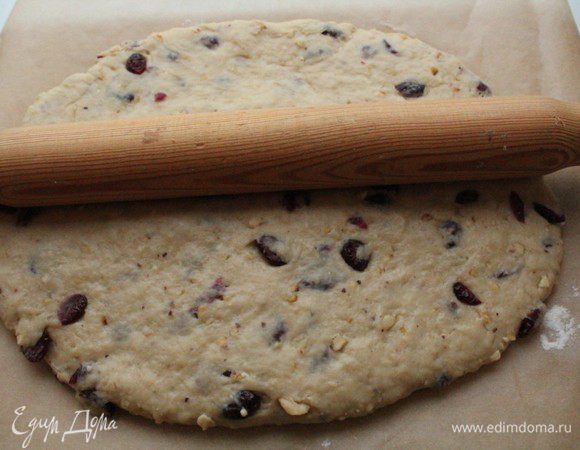 При помощи скалки сделать углубление по центру ...