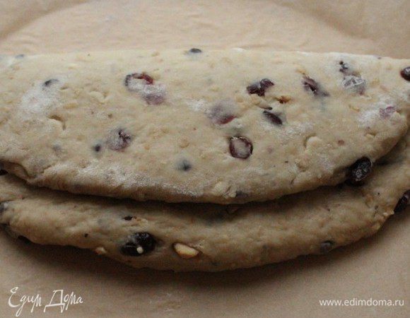 и свернуть тесто пополам.