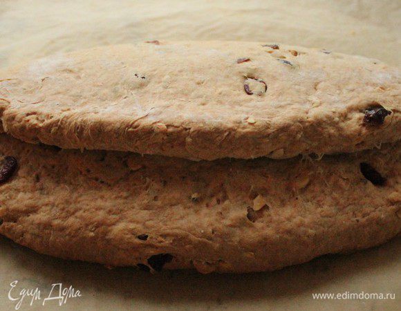 Духовку разогреть до 200 гр. Выпекать штоллен 15 минут, потом температуру уменьшить до 170 градусов и печь еще 35-40 минут.