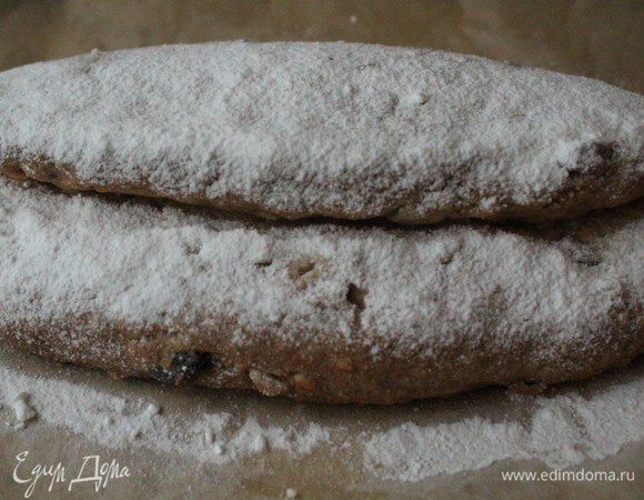 А дальше, как обычно... Обильно смазать растопленным сливочным маслом и обильно обсыпать сахарной пудрой!!!  Охладить, завернуть в пергамент и хранить в холодном месте до Рождества.