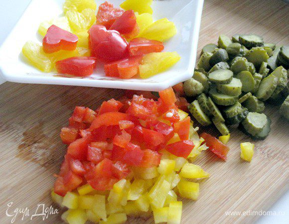 Из болгарского перца вырезать самой маленькой формочкой, какая у вас есть, сердечки, звездочки и т. д. Остатки перца порезать кубиками. Маринованные огурцы нарезать кубиками или кружочками, если это корнишоны.
