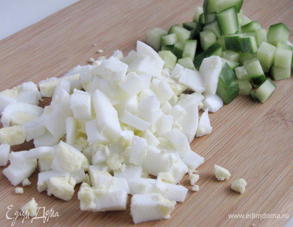 Так же нарезать яйцо и свежий огурец.