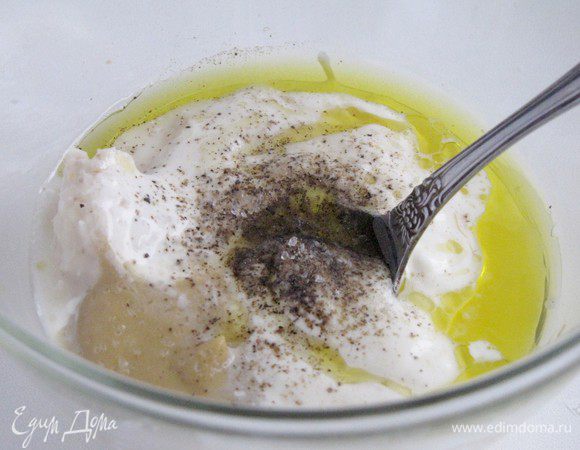 Приготовить заправку. Для этого соединить, майонез, оливковое масло, лимонный сок, горчицу и хрен. Посолить, поперчить и хорошо перемешать.