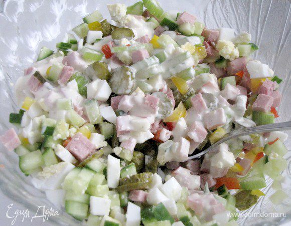 Соединить все нарезанные компоненты салата и перемешать с заправкой. 