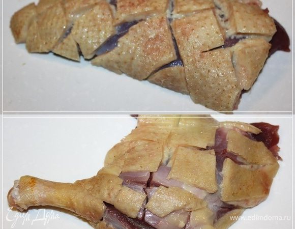 После всяких манипуляций, из этой птички были взяты только грудки и бедроножки. Остальное тоже в дело пошло, что на бульон, что … в общем, кому интересно – обращайтесь, скажу где про «это» рассказ посмотреть.  Надо только насечки на коже сделать. Чтобы лучше все прожарилось.
