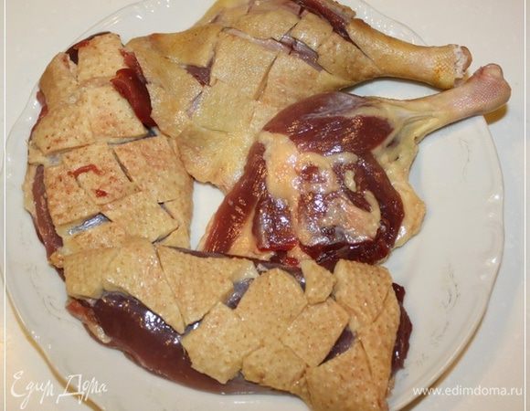 Собственно из всей целой утки вот эти части в тарелках, в готовом виде и окажутся.