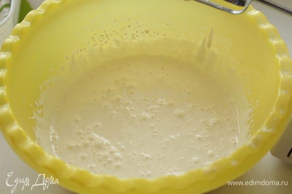 Яйца разделить на белки и желтки взбить с сахаром. Постепенно добавлять воду и взбивать миксером .Муку ,разрыхлитель ,кукурузный крахмал просеять в отдельной посуде.