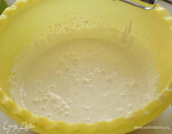 Яйца разделить на белки и желтки взбить с сахаром. Постепенно добавлять воду и взбивать миксером .Муку ,разрыхлитель ,кукурузный крахмал просеять в отдельной посуде.
