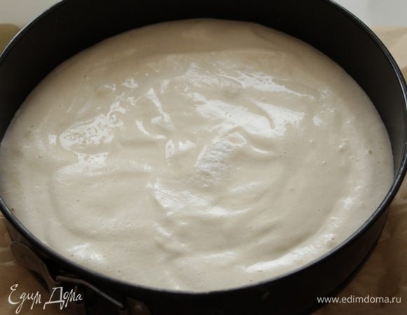 Дно формы выстелить пергаментной бумагой, выложить тесто. 