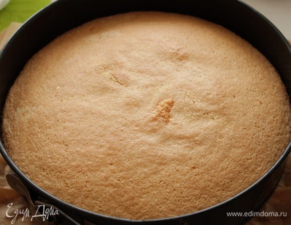 Выпекать при температуре 180-200 гр приблизительно 25 минут.
После вынуть из духовки и оставить  еще на 10 минут.
Затем извлечь из формы,и дать бисквиту отдохнуть около 5 часов. Разрезаем на два коржа.