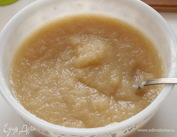 Яблоки очистить , нарезать на дольки ,
добавить воду,сахар ,лимонный сок,проварить до мягкости,остудить и  пюрировать .
Желатин замочить в холодной воде,нагреть и
 добавитьк  яблочному пюре и дать время  схватиться.

