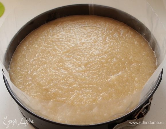 В разъемную форму на низ кладем бисквитный корж(сделайте бортики)
выливаем яблочное желе,ставим в холод и ждем пока желе не станет плотным.
