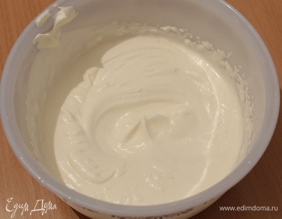 Сливочное суфле:
Желатин замочить в холодной воде,затем нагреть и ввести в взбитые сливки с сахаром.

