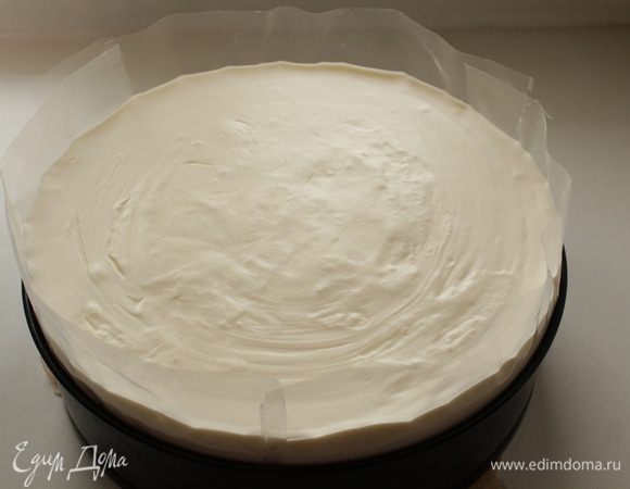 Сливочное суфле равномерным слоем разравниваем на бисквитном корже.
