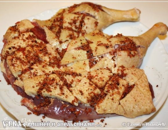 А потом натираем этой самой смесью грудки и бедра. Натираем так, чтобы все эти ароматные крошки попали не только на поверхность кожи, но и в разрезы.