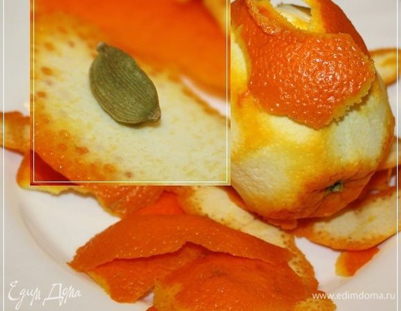 Потом очень аккуратно, стараясь срезать только цедру, очищаем пару апельсинов. И возьмем одну кардамошечку. Вкуса он точно не испортит. Можно еще бадьяна звездочку добавить, но у меня «под рукой» не оказалось.
