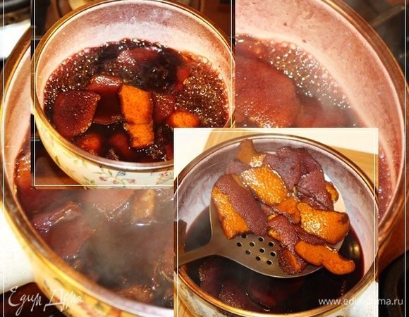 Когда вино закипит, убавить огонь до минимума и варить, пока содержимое не уменьшится вполовину. Затем убираем из кастрюльки апельсиновые цедрокорки.
Кстати, я попробовал их на вкус. Ничего такого … поэтому я их выбросил. Хотя … при наличии фантазии, может быть, и найдется им другое применение.
