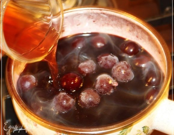 Вишню и сок добавляем в кастрюльку с варенным вином.