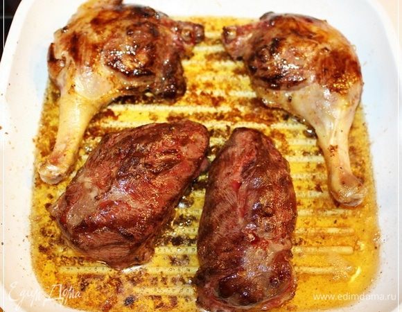 Кстати сказать, утку уже стоит поставить жариться. Безо всяких затей. На обычной сковороде и, что называется, в собственном соку.