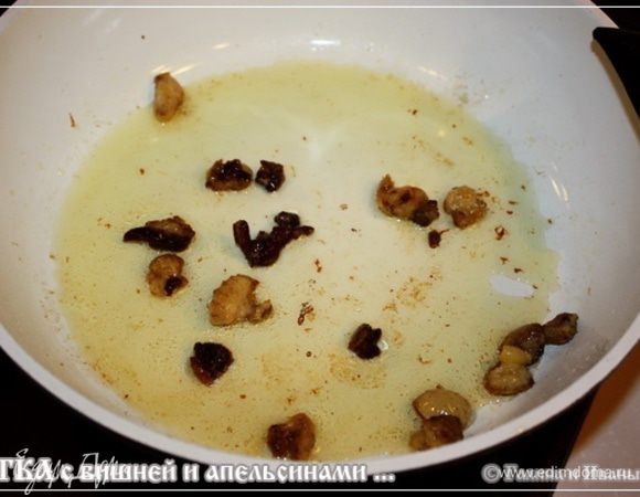 А тем временем, подготовим апельсины. На сковороду кинуть немного кусочков жира утиного и вытопить нежного, янтарного, ароматного, жирку.