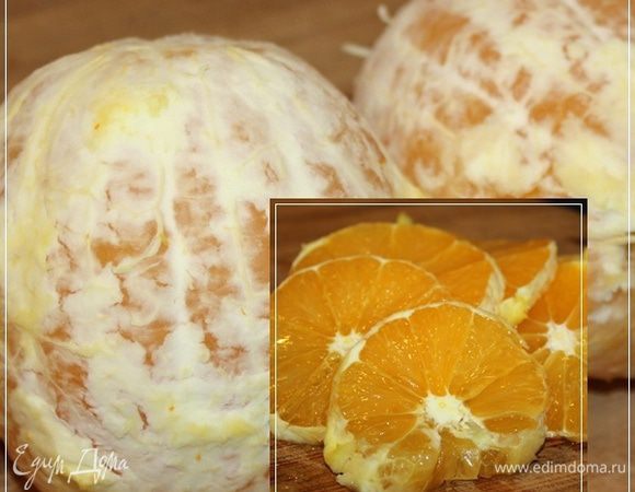 А пока жир вытапливается, чистим пару апельсинов и нарезаем их. Тонко не режьте. Тут лучше всего выдержать миллиметров семь.