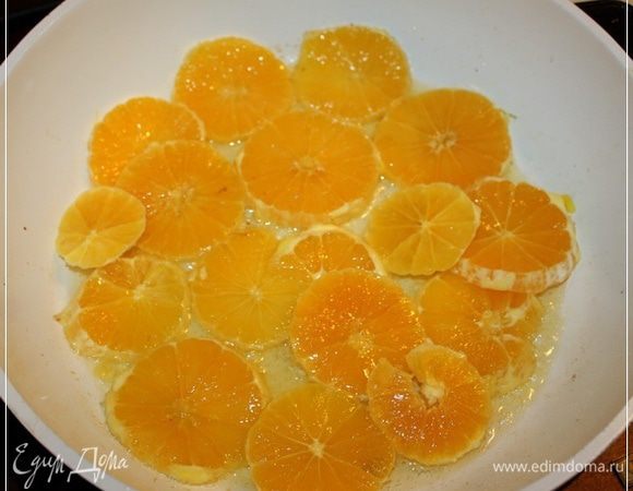 И выкладываем дольки в сковороду.