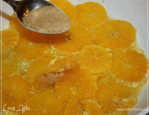 Как только слегка померанцы обжарятся, переворачиваем и добавляем немного сахара. На апельсины. Можно использовать и мед. Но, если есть склонность к аллергии, то лучше сахар.