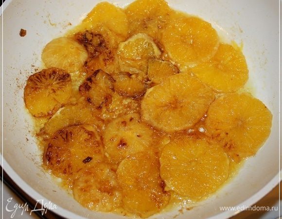 И продолжаем жарить, пока сахар не закарамелизируется. Но не передерживайте, а то горький привкус появится.