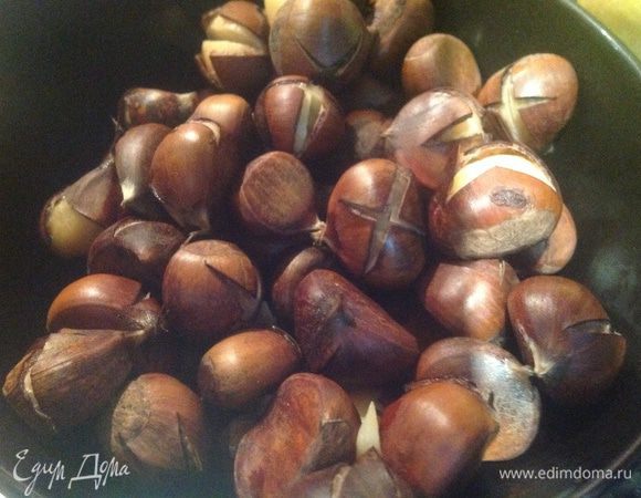 На каштанах сделать надрез и варить 10 минут. Очистить.