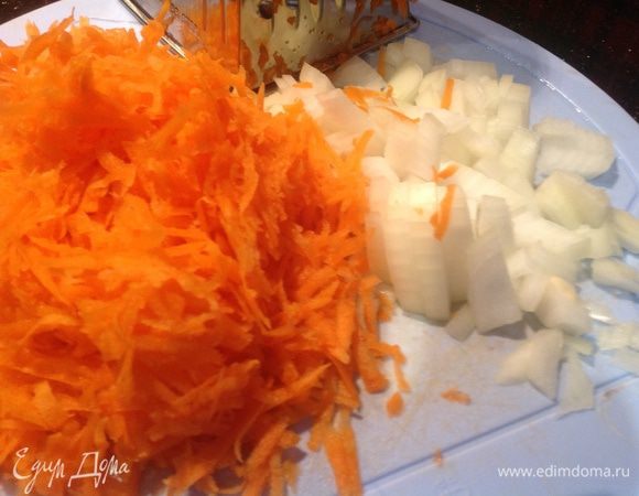 Лук мелко нарезать, морковь натереть на крупной терке.