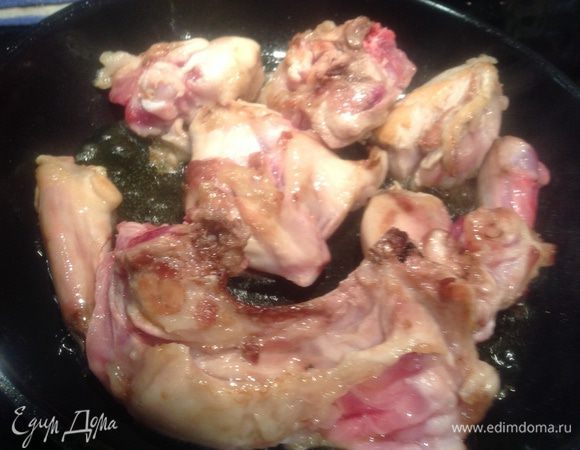 Кролика порубить и обжарить на оливковом масле, выложить в горшочек вместе с каштанами. На этой же сковороде обжарить лук с морковью и тоже выложить.