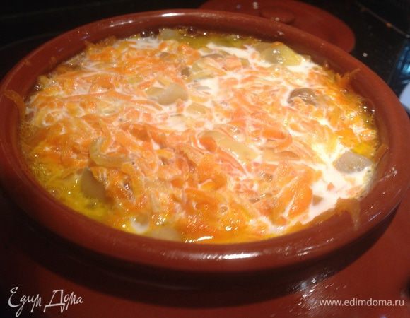 Посолить, поперчить, добавить розмарин. Залить сливками, и добавить кипяток, так чтобы жидкость полностью покрыла кролика. Готовить в духовке при 160 гр. 2 часа.